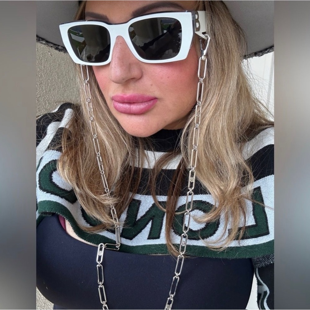 White B Motif Rectangular Frame Sunglasses with ChainPrice $560.00

$560.00